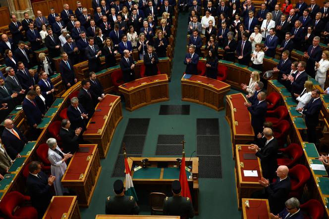 Les nouveaux membres du gouvernement hongrois de Péter Magyar au Parlement, à Budapest, le 12 mai 2026.