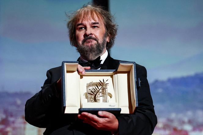 Le cinéaste Peter Jackson tient sa Palme d’or d’honneur, lors de la cérémonie d’ouverture du 79ᵉ Festival de Cannes, le 12 mai 2026.
