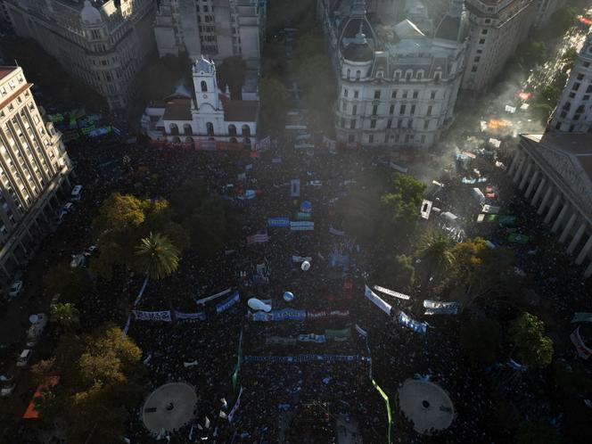 Manifestación contra los recortes presupuestarios dirigidos a las universidades públicas argentinas, en Piazza Maggio, Buenos Aires, 12 de mayo de 2026.