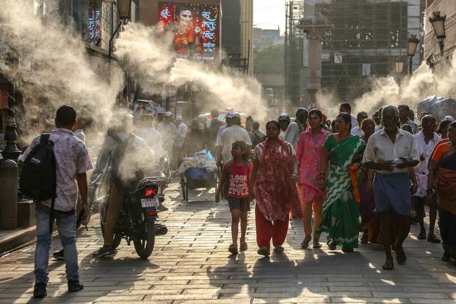 Des brumisateurs dans une rue lors d’un épisode caniculaire à Varanasi (Inde), le 27 avril 2026.