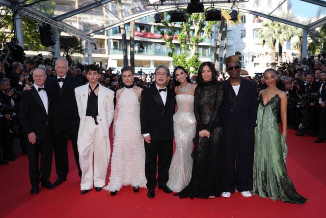Les membres du jury : l’écrivain britannique Paul Laverty, l’acteur suédois Stellan Skarsgard, le réalisateur et scénariste chilien Diego Cespedes, la réalisatrice et scénariste belge Laura Wandel, le réalisateur et producteur sud-coréen Park Chan-wook, l’actrice et productrice américaine Demi Moore, la réalisatrice chinoise Chloé Zhao, l’acteur ivoirien Isaach de Bankolé et l’actrice et productrice irlando-éthiopienne Ruth Negga, lors de la cérémonie d’ouverture du 79ᵉ Festival de Cannes, le 12 mai 2026.