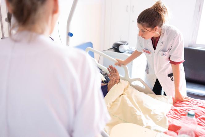 Echanges avec un patient à l’hôpital Paul-Brousse de Villejuif (Val-de-Marne), le 4 juin 2025.