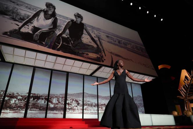 La maîtresse de cérémonie de la 79ᵉ édition du Festival de Cannes, Eye Haïdara, sur scène, le 12 mai 2026.