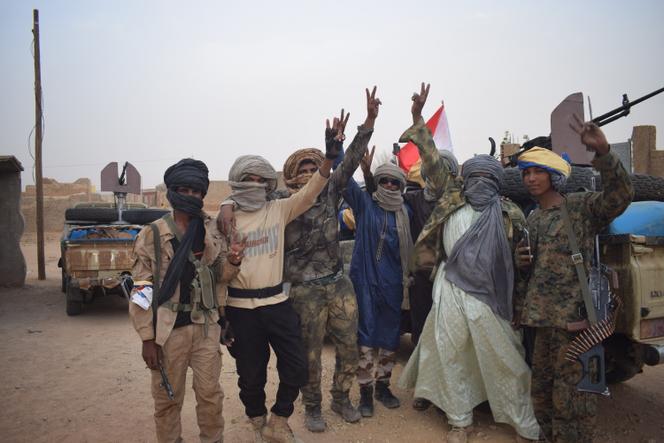Des combattants du Front de libération de l’Azawad (FLA) célèbrent la prise de la ville de Kidal, dans le nord du Mali, le 27 avril 2026. 