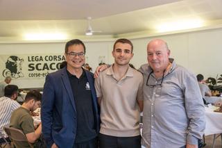 De gauche à droite, le président de la Ligue corse d’échecs, Akkha Vilaisarn, le grand maître insulaire, Marc’Andria Maurizzi, et le fondateur de la Ligue corse d’échecs, Léo Battesti, lors du premier Open international d’échecs de Lecci (Corse-du-Sud), le 11 mai 2026.
