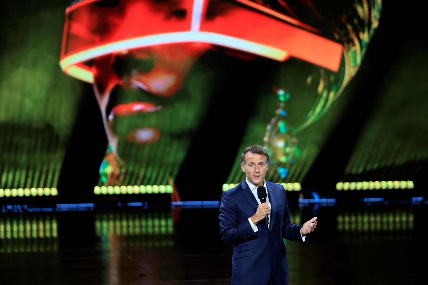Les binationaux sont à la fois 100 % français et 100 % de leurs pays d’origine, insiste Emmanuel Macron