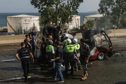 Un véhicule ciblé par une frappe de drone israélien, sur une autoroute près de la ville de Jiyeh, au sud de Beyrouth, le 13 mai 2026.