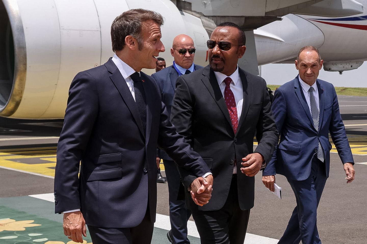 Emmanuel Macron et Abiy Ahmed, une relation privilégiée malgré la guerre et les massacres au Tigré