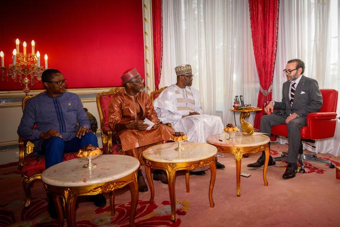 Photo diffusée par l’Agence de presse marocaine montrant (de gauche à droite) les ministres des affaires étrangères du Burkina Faso, Karamoko Jean-Marie Traoré, du Niger, Bakary Yaou Sangaré, du Mali, Adboulaye Diop, et le roi du Maroc, Mohammed VI, à Rabat, le 28 avril 2025. 