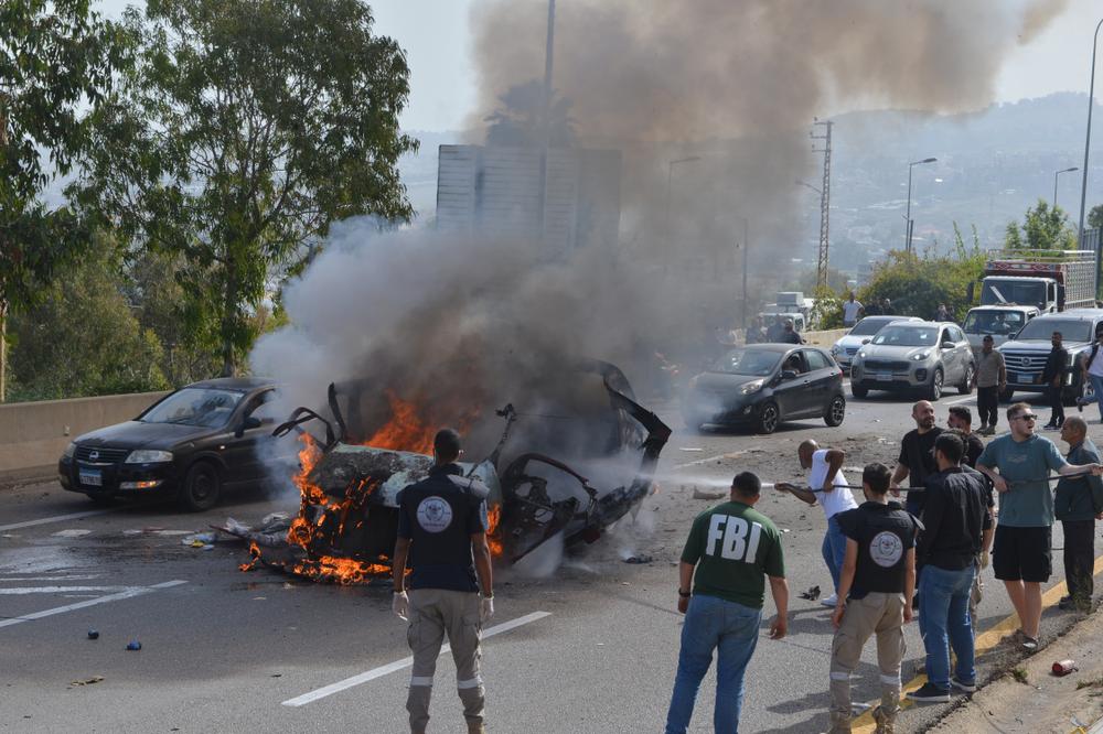 Sur les lieux d’une frappe aérienne israélienne sur une voiture, dans la ville côtière de Jiyeh, au sud de Beyrouth, le 13 mai 2026. - MUSTAFA JAMALDDINE/AP