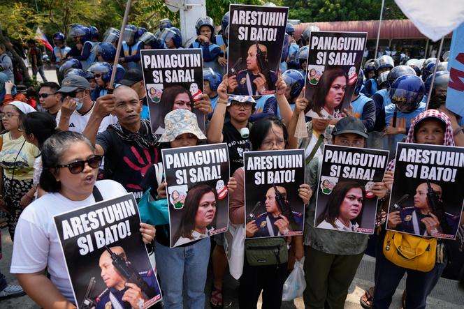 Des manifestants brandissent des pancartes à l’effigie du sénateur Ronald « Bato » Dela Rosa et de la vice-présidente Sara Duterte pour leur demander des comptes, à Pasay (Philippines), le mercredi 13 mai 2026. 