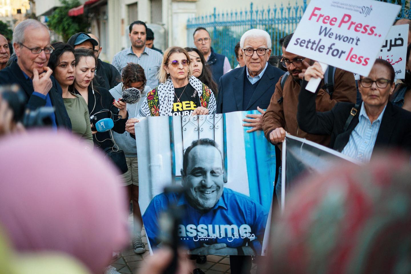 Les proches du journaliste franco-tunisien Mourad Zeghidi, emprisonné en Tunisie, dénoncent un « acharnement judiciaire insupportable »