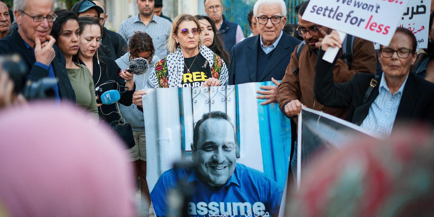 Les proches du journaliste franco-tunisien Mourad Zeghidi, emprisonné en Tunisie, dénoncent un « acharnement judiciaire insupportable »
