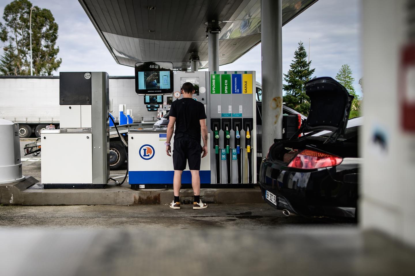Moins de déplacements, moins de « petits plaisirs »… Face à la flambée des prix de l’énergie, les Français changent leur manière de consommer
