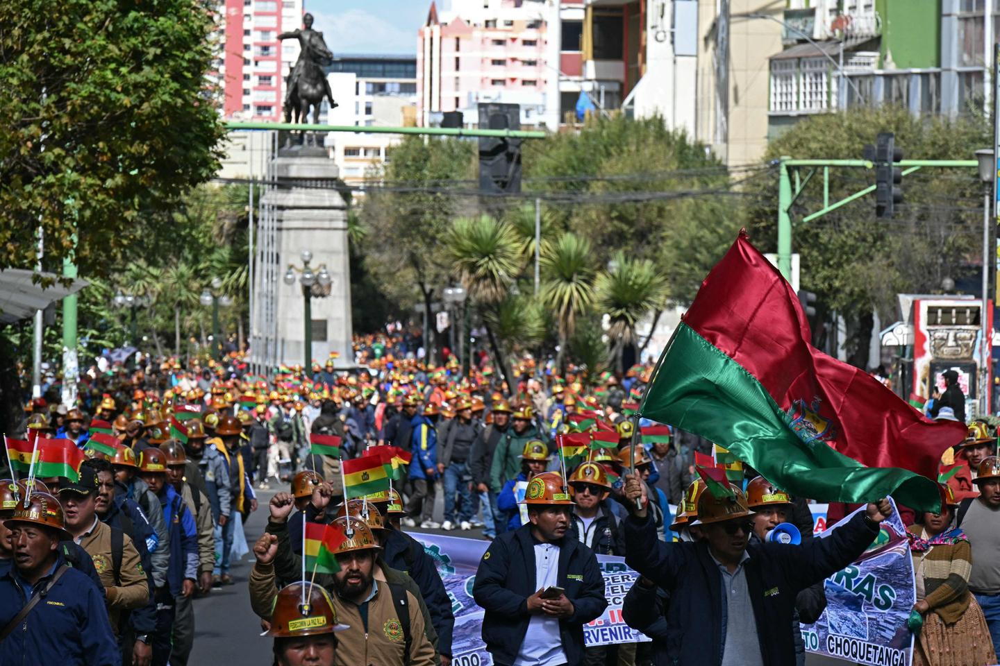 Bolivie : des milliers de mineurs paralysent la capitale pour exiger la démission du président