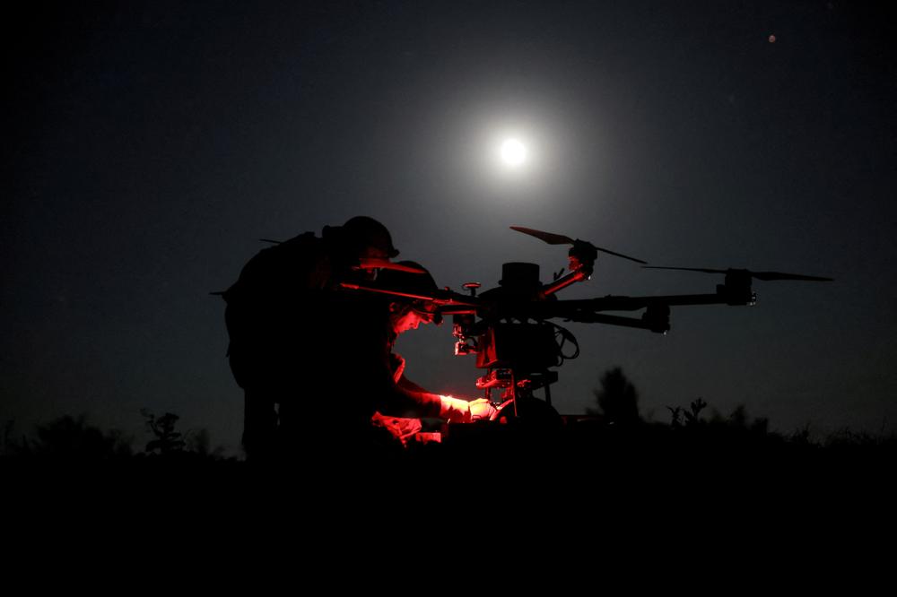 Des militaires de la 24e brigade mécanisée « Roi Danylo » des forces armées ukrainiennes préparent un drone de combat lourd Kazhan, près du front, à Tchassiv Yar, dans l’oblast de Donetsk, en Ukraine, le 15 mai 2025. - UKRAINIAN ARMED FORCES/REUTERS