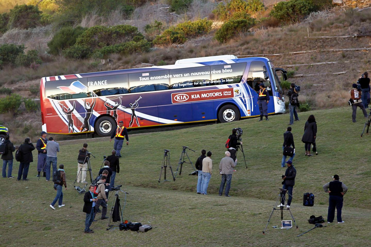 Dans « Le Bus : Les Bleus en grève », Raymond Domenech et Patrice Evra refont le match de Knysna à couteaux tirés