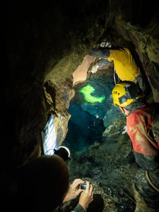 Sébastien Demeautis, un hydrospéléologue, verse la fluorescéine dans la rivière souterraine, qui alimente le lac souterrain de la Tirounère, dans les Pyrénées-Orientales, le 4 mai 2026.