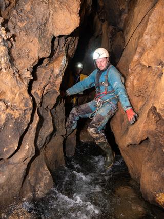 Laurent Hermand dans l’aquifère karstique de la Tirounère, dans les Pyrénées-Orientales, le 4 mai 2026.