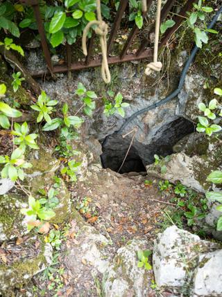 Entrée de l’aven des Anarchistes qui permet d’accéder à la rivière souterraine de la Tirounère, dans les Pyrénées-Orientales, le 4 mai 2026.