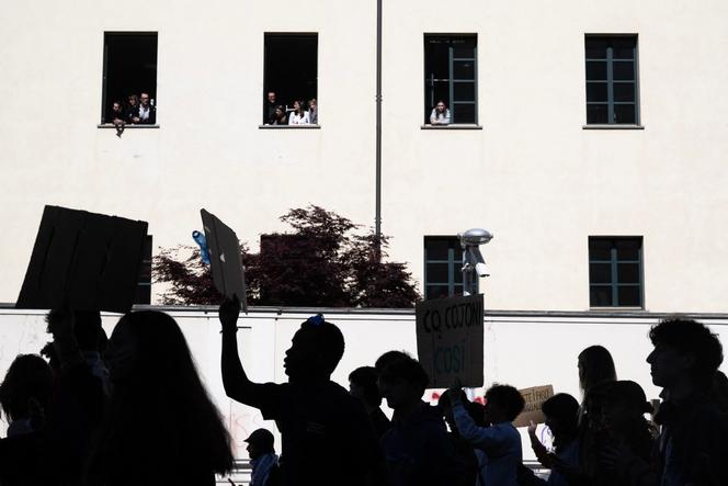 Des étudiants défilent lors d’une manifestation pour le climat, à Turin (Italie), le 19 avril 2024. 