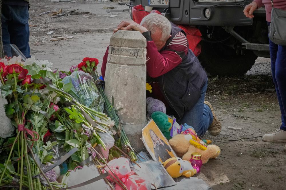 Un mémorial improvisé en hommage aux victimes d’une attaque aérienne russe ayant fait 24 victimes, à Kiev, le 15 mai 2026. - EFREM LUKATSKY/AP PHOTO