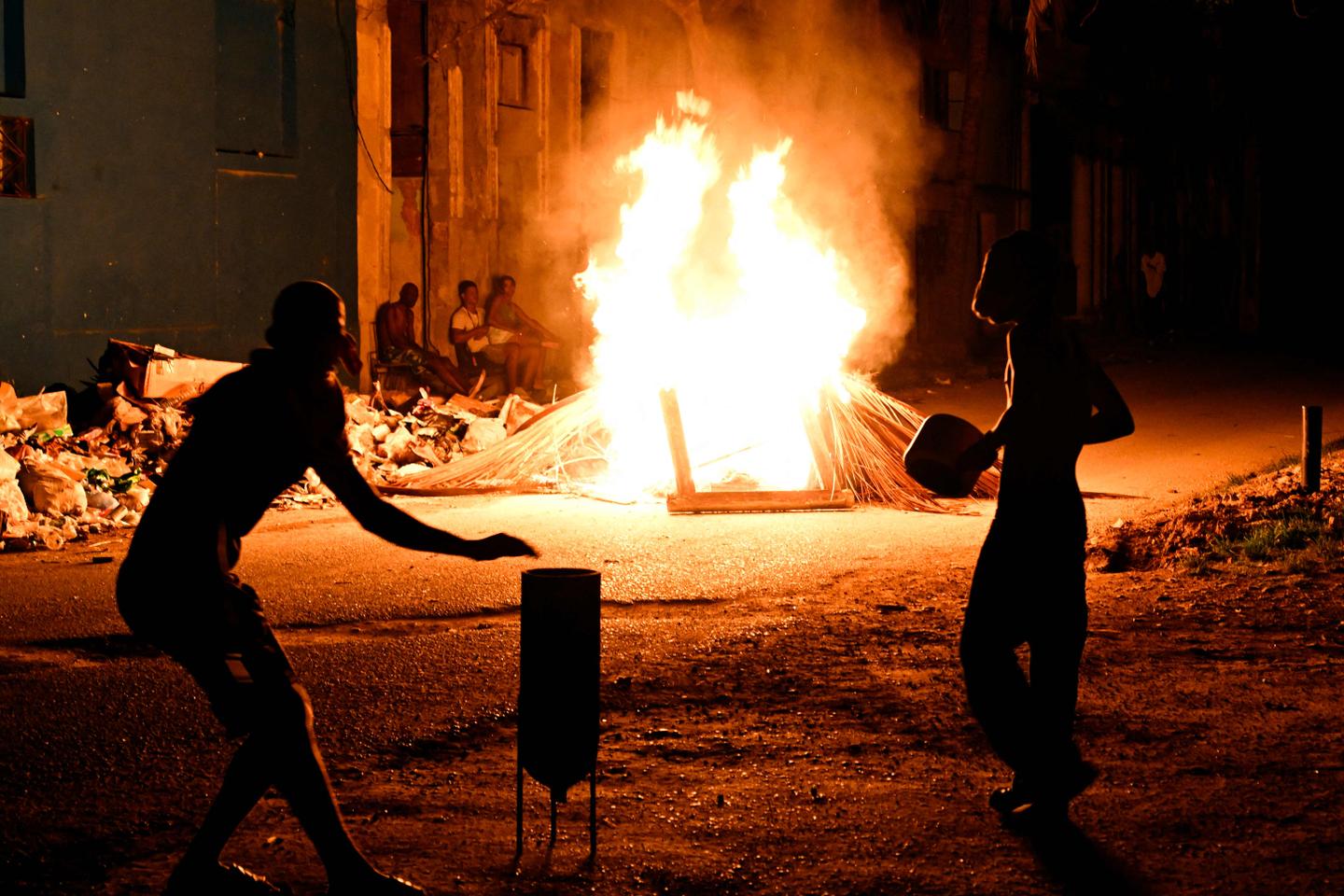 Cuba rétablit son réseau électrique après une panne massive