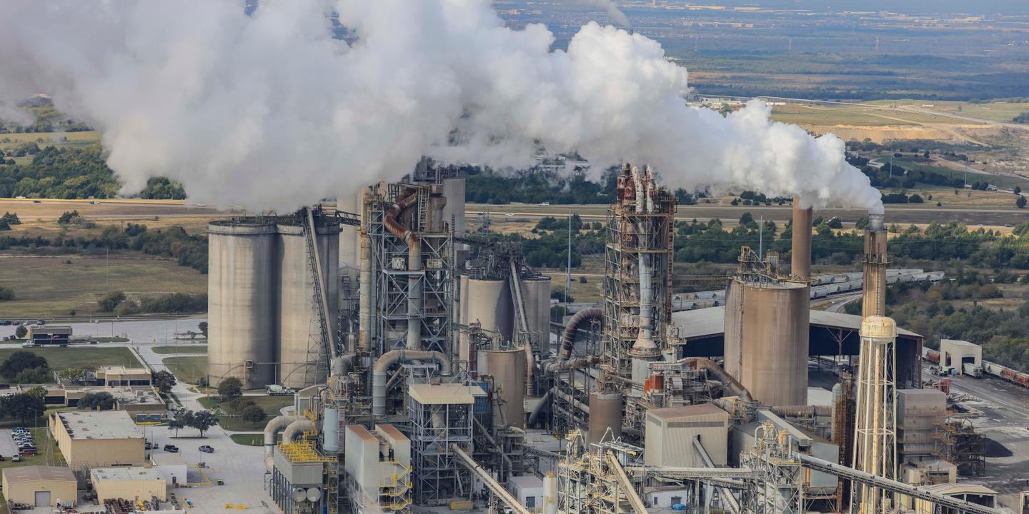 Comment rendre le ciment plus écologique : innovations et défis