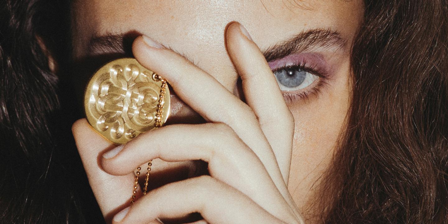 La médaille, un pendentif talisman pour conjurer le sort