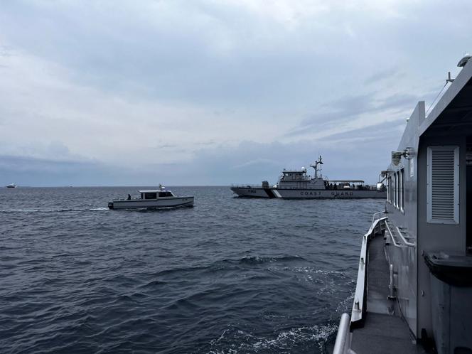 Lors des opérations de recherche des plongeurs italiens portés disparus près de l’île d’Alimathaa, dans l’atoll de Vaavu, aux Maldives, le 15 mai 2026. 