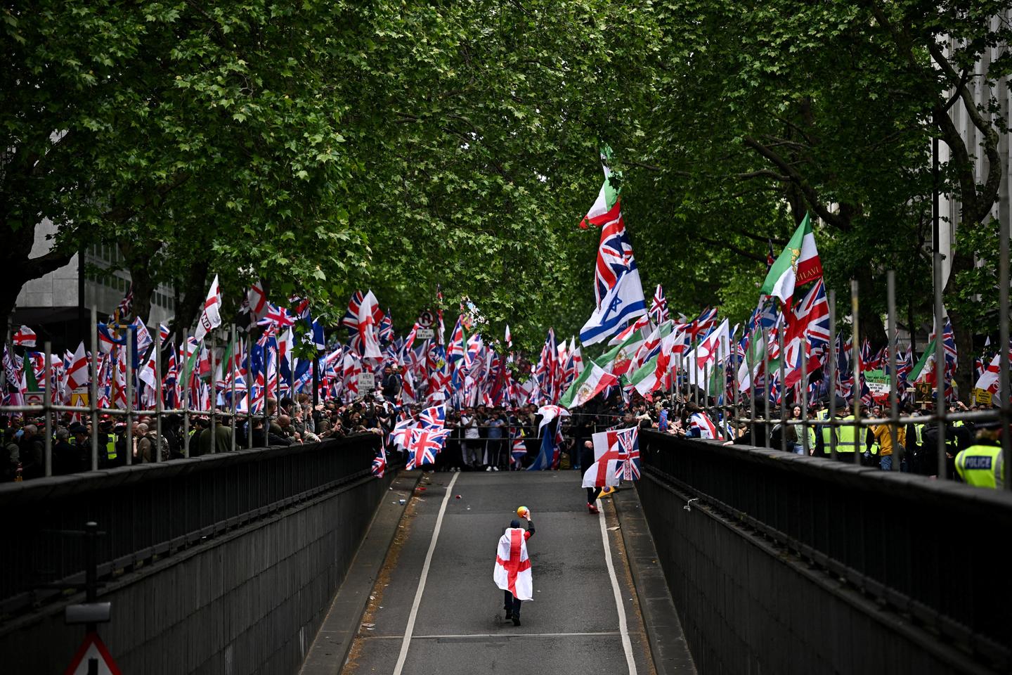 A Londres, des dizaines de milliers de manifestants d’extrême droite ont commencé à se rassembler à l’appel du militant Tommy Robinson