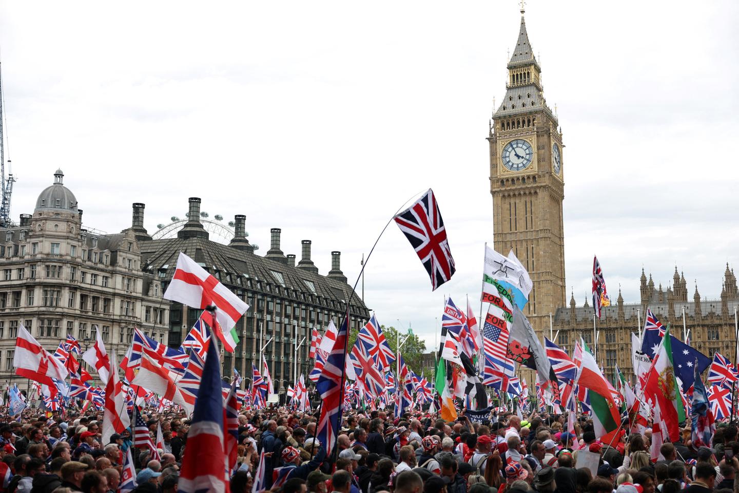 A Londres, des dizaines de milliers de manifestants d’extrême droite rassemblés à l’appel du militant Tommy Robinson