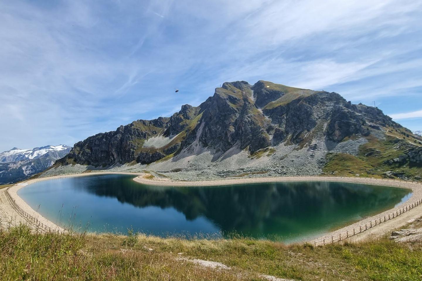 Une gigantesque retenue d’eau au-dessus de Courchevel s’affaisse à une vitesse alarmante, poussant le préfet à prendre des mesures d’urgence