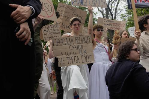 Des manifestants rassemblés dans un parc de Kiev, dimanche 17 mai 2026. 