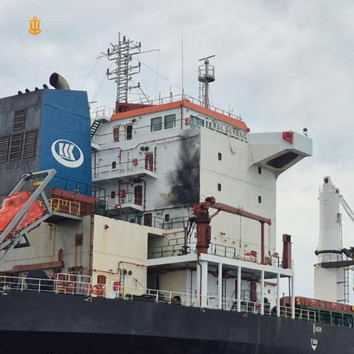 Le cargo Ksl Deyang après une frappe de drone russe en mer, dans la région d’Odessa, le 18 mai 2026. 