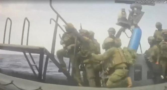 Sur cette capture d’écran, un navire de la marine israélienne intercepte la flottille Global Sumud en route vers Gaza, où il tente de livrer de l’aide humanitaire, le 18 mai 2026. 