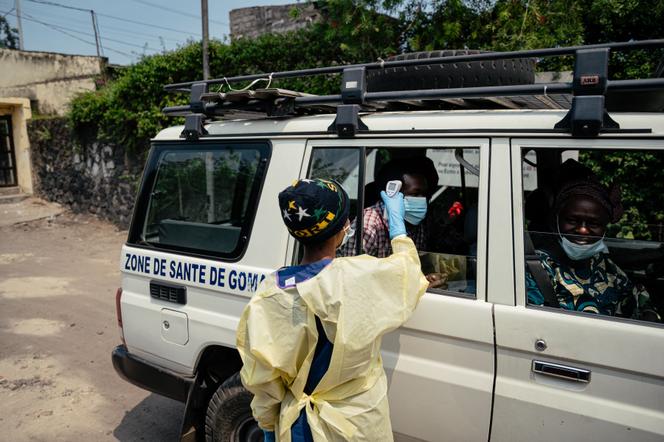 Prise de température dans le cadre des mesures de prévention contre Ebola, avant d’entrer à l’hôpital de Kyeshero, à Goma (République démocratique du Congo), le 18 mai 2026.