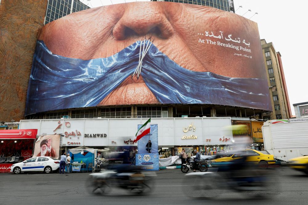 Un panneau d’affichage anti-américain représentant le président américain Donald Trump et le détroit d’Ormuz, à Téhéran, le 17 mai 2026. - MAJID ASGARIPOUR/WANA (WEST ASIA NEWS AGENCY) VIA REUTERS