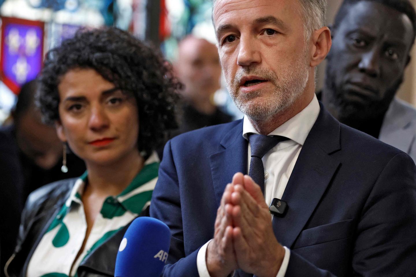 Affaire Patrick Bruel : Emmanuel Grégoire estime que le chanteur devrait « mettre entre parenthèses sa carrière » et l’appelle à annuler son concert au Zénith de Paris