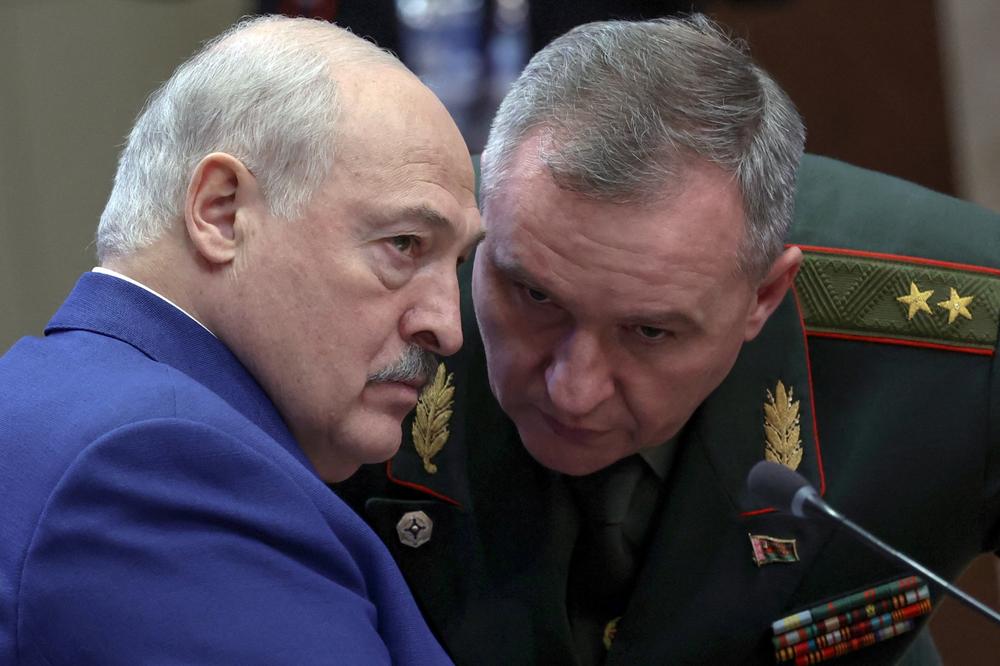 Le président biélorusse, Alexandre Loukachenko, et le ministre de la défense biélorusse, Viktor Khrenin, lors du sommet de l’Organisation du traité de sécurité collective à Bichkek, au Kirghizistan, le 27 novembre 2025. - ALEXANDER KAZAKOV/SPUTNIK VIA REUTERS