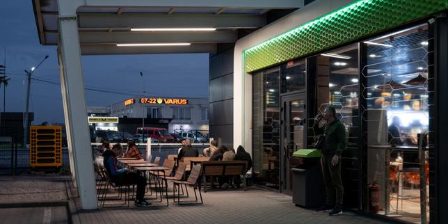 Près du front ukrainien, les stations-service, havres de paix et points de rencontre : « Ici, c’est la vie »