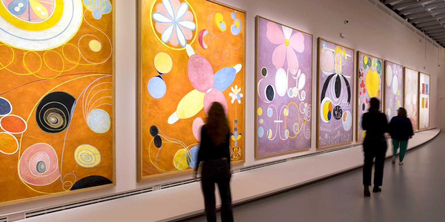 https://img.lemde.fr/2026/05/18/609/0/7295/3647/1440/720/60/0/2294fe8_upload-1-pgdiknwsvrxx-vue-de-l-exposition-hilma-af-klint-sce-nographie-pascal-rodriguez-grandpalaisrmn-x-centre-pompidou-photo-luc-castel-2026-1.jpg