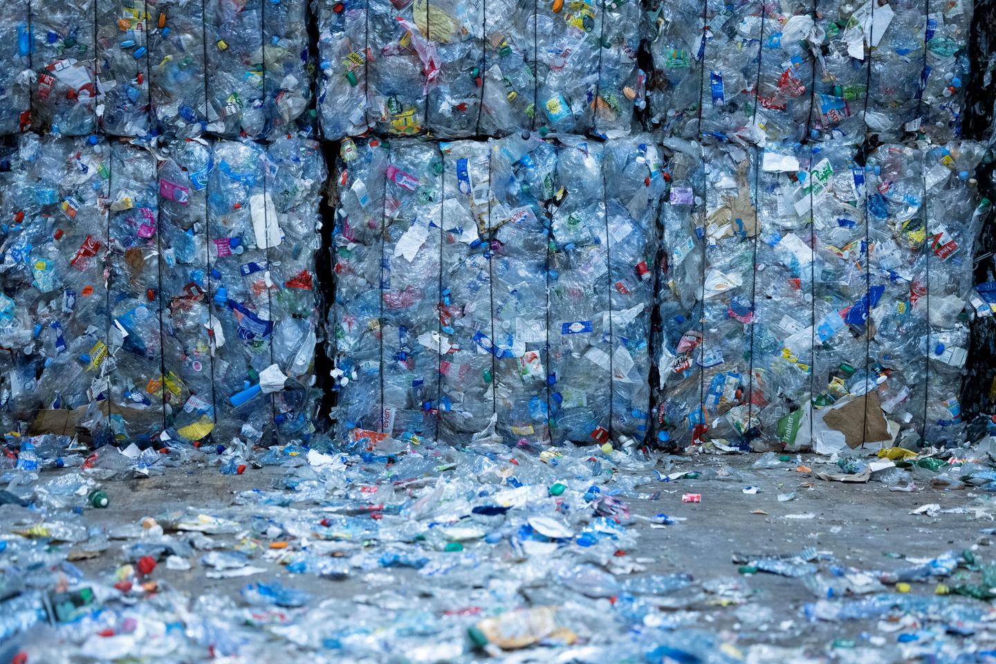 Plastique : Emmanuel Macron rouvre le dossier brûlant de la consigne des bouteilles
