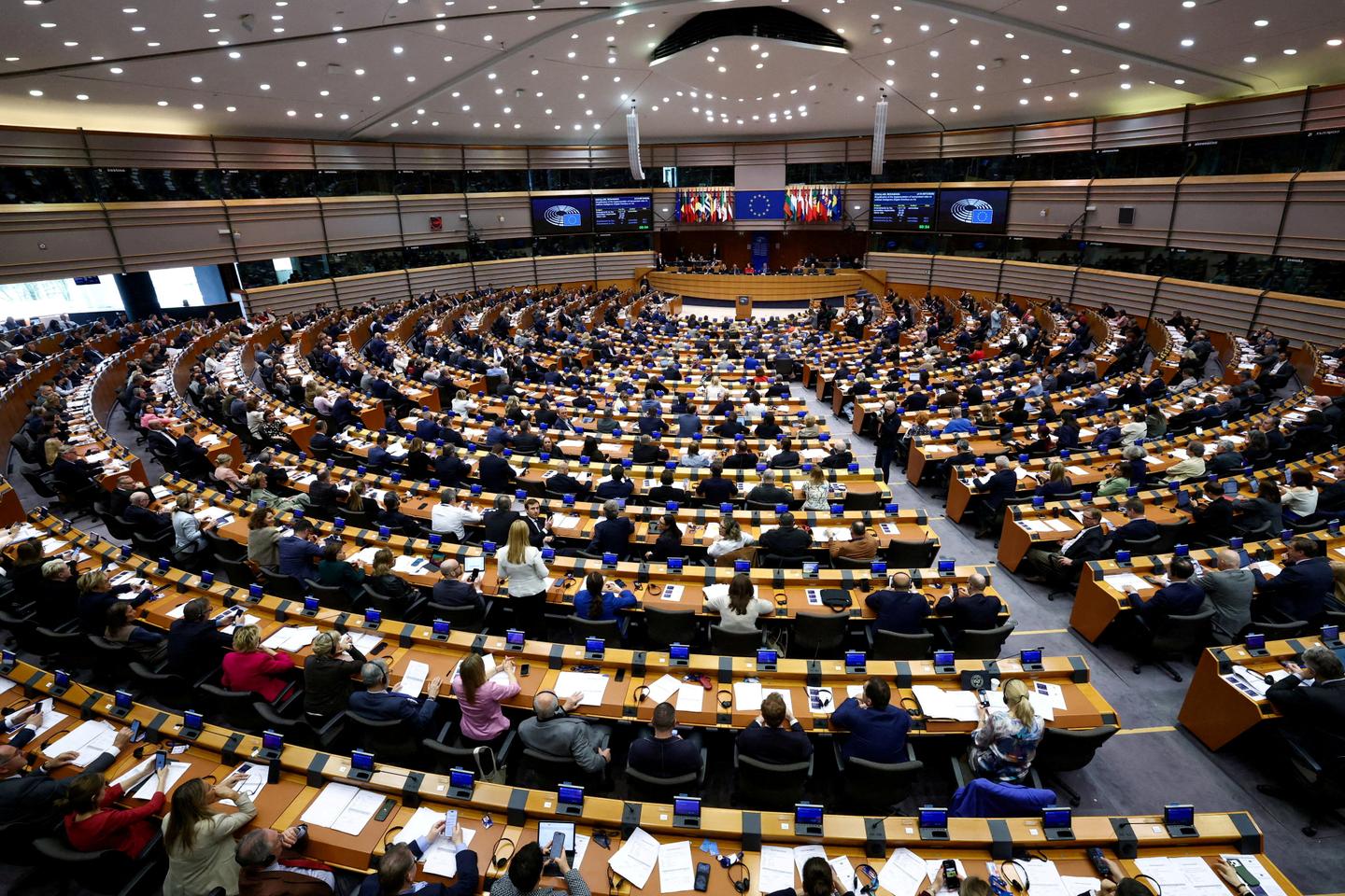 https://www.lemonde.fr/planete/article/2026/07/06/un-demantelement-d-ampleur-des-lois-environnementales-est-en-cours-en-europe-alerte-un-collectif-d-ong_6721128_3244.html social preview image