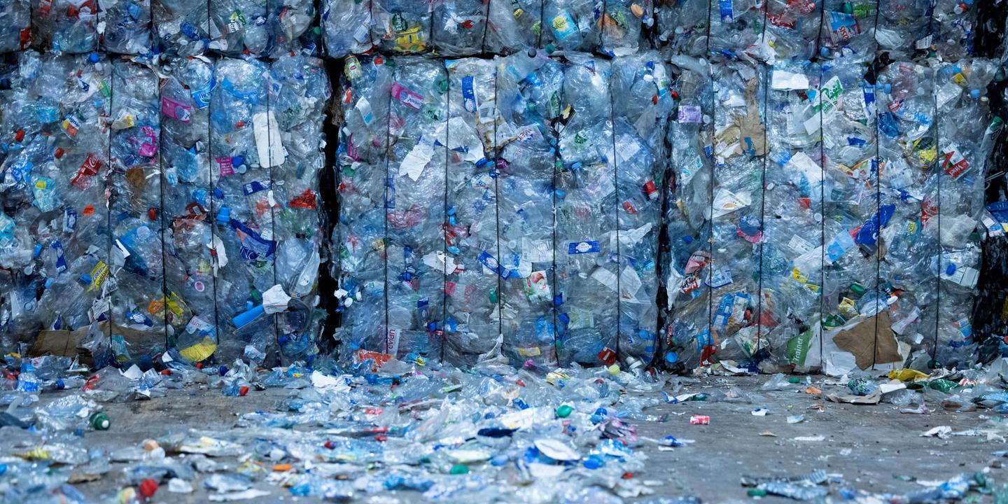 Macron relance le débat sur la consigne des bouteilles plastique