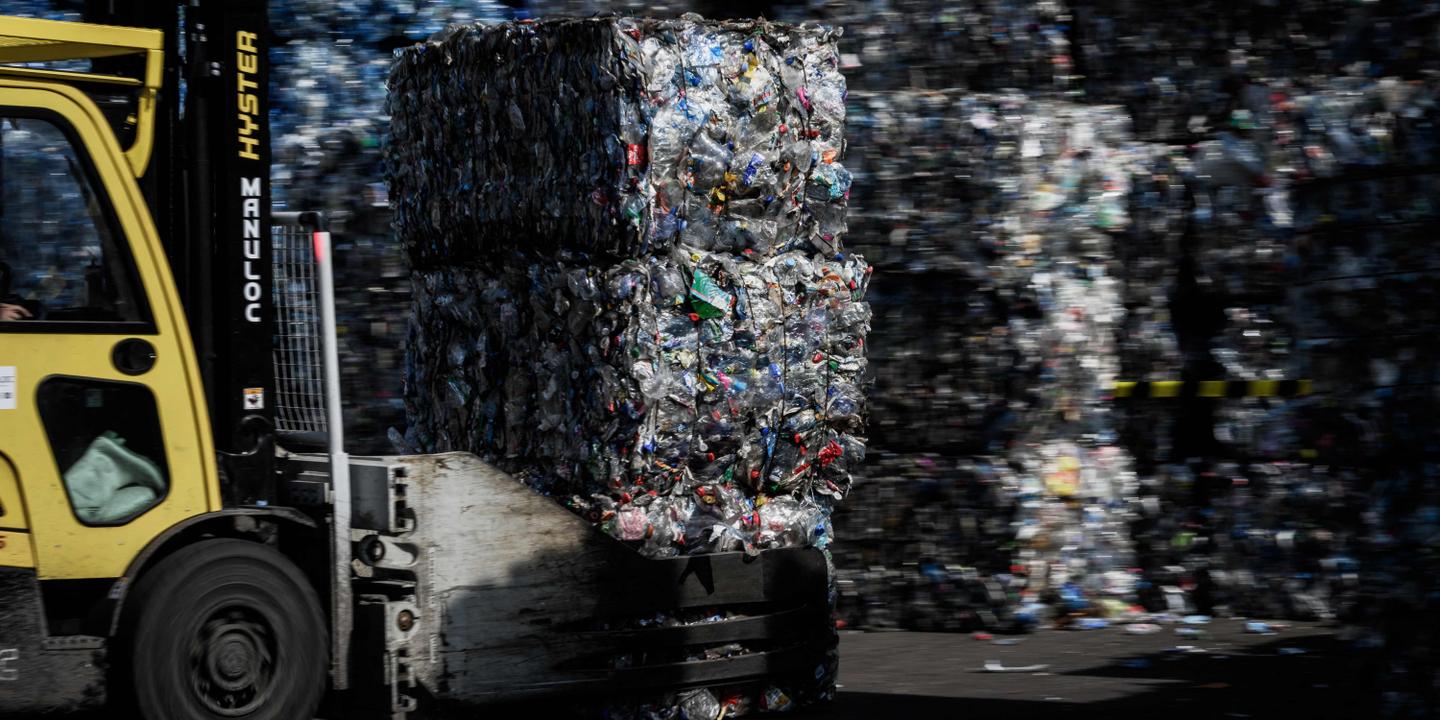 Consigne plastique : des élus claquent la porte d'une réunion au ministère