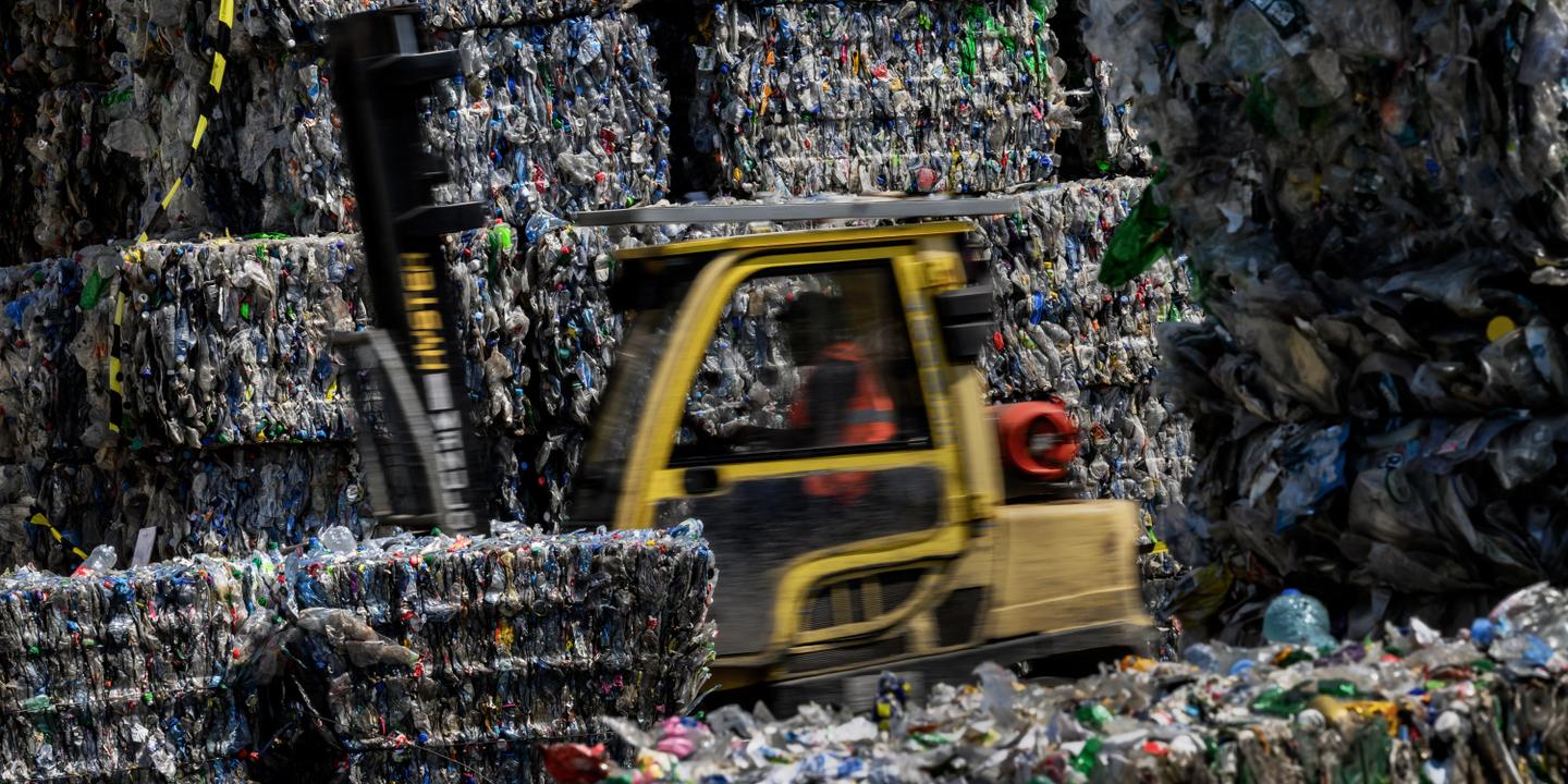 Macron relance le débat sur la consigne des bouteilles plastiques