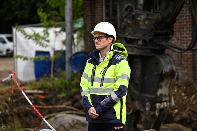 Un employé de la direction régionale de l’Ademe Normandie sur l’ancien site de l’usine Green Pack à Bosc-le-Hard (Seine-Maritime), le 26 juin 2025.