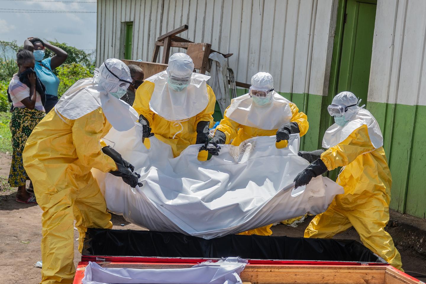 Ebola : quel est le risque de propagation du virus au-delà de la RDC ?