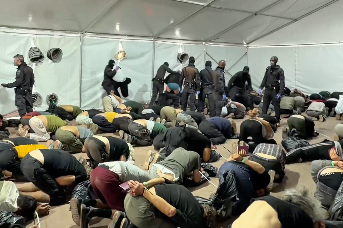 Israël : en diffusant une vidéo humiliante de militants de la flottille pour Gaza, Itamar Ben Gvir expose sans fard sa politique de mauvais traitements des détenus